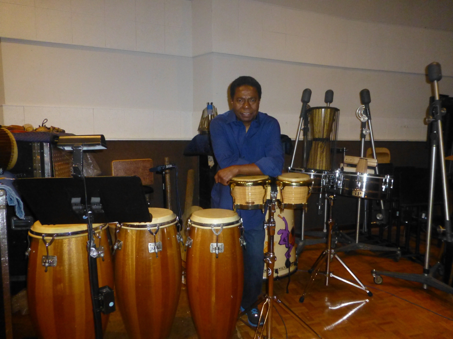 O percussionista brasileiro Paulinho da Costa em um estúdio de Los Angeles - Acervo Pessoal