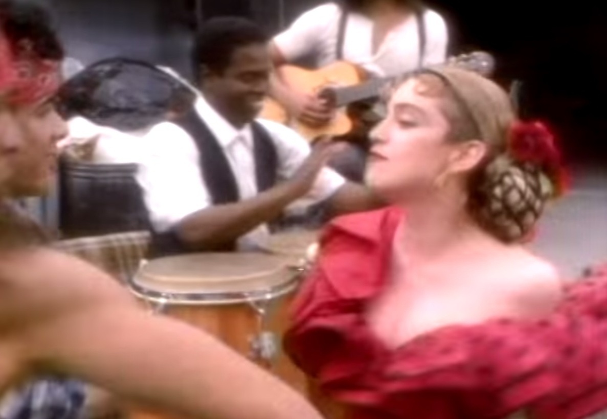 O percussionista brasileiro Paulinho da Costa participa do clipe "La Isla Bonita", de Madonna - Reprodução