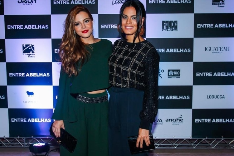 13.abr.2015 - Giovana Lancelotti e Letícia Lima posam juntos para foto na pré-estreia do filme "Entre Abelhas"