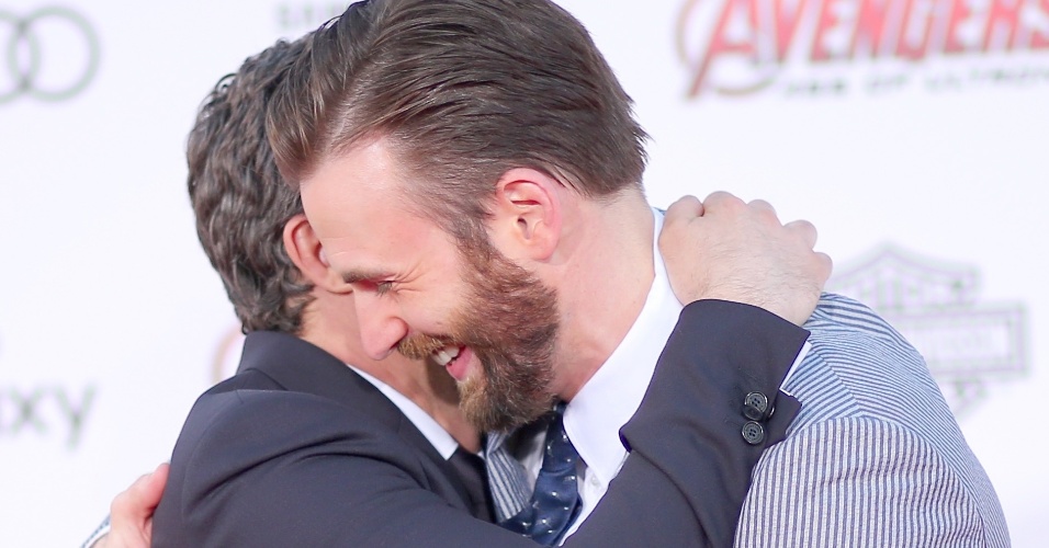 13.abr.2015 - Mark Ruffalo e Chris Evans se abraçam na pré-estreia de "Vingadores: Era de Ultron"