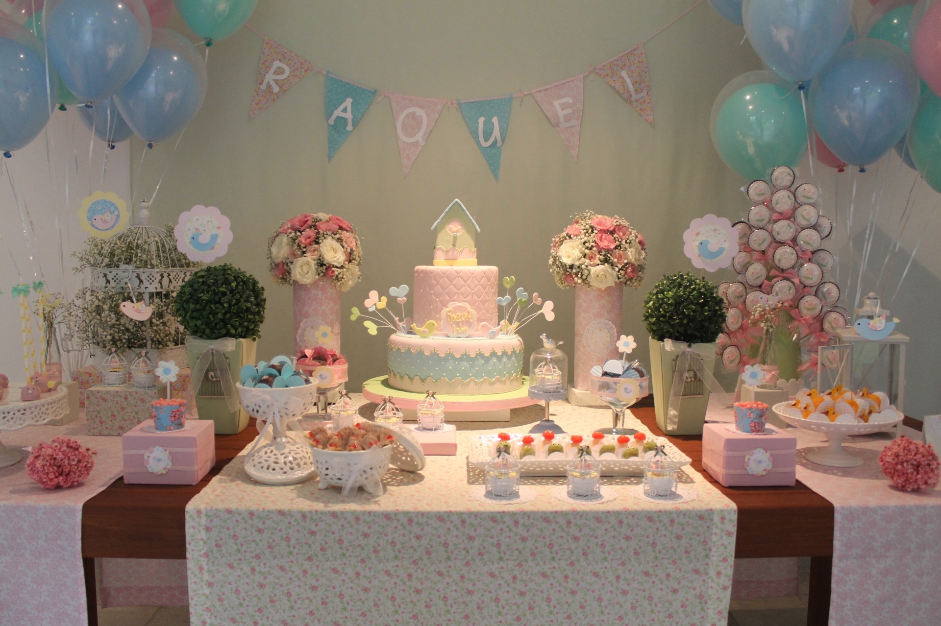 álbum com mesas decoradas | A decoradora de festas Adriana Porto (www.adrianaporto.com.br) foi chamada para preparar a festa de um ano de uma menina. O tema passarinhos tomou forma com cores claras, flores naturais e objetos vintage - Divulgação