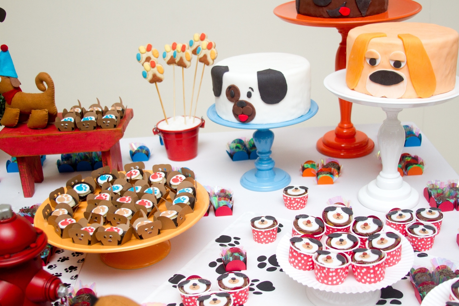 álbum com mesas decoradas | Na festa com tema cachorros, criada pela empresa A Fê Faz (www.afefazfestas.blogspot.com.br), os três bolos, que reproduziam diferentes raças, os docinhos e os cupcakes foram feitos por Verinha Gherardini Cozinha e Carinho (www.facebook.com/pages/Verinha-Gherardini-Cozinha-Carinho) - Petit Comité Fotografia/Divulgação