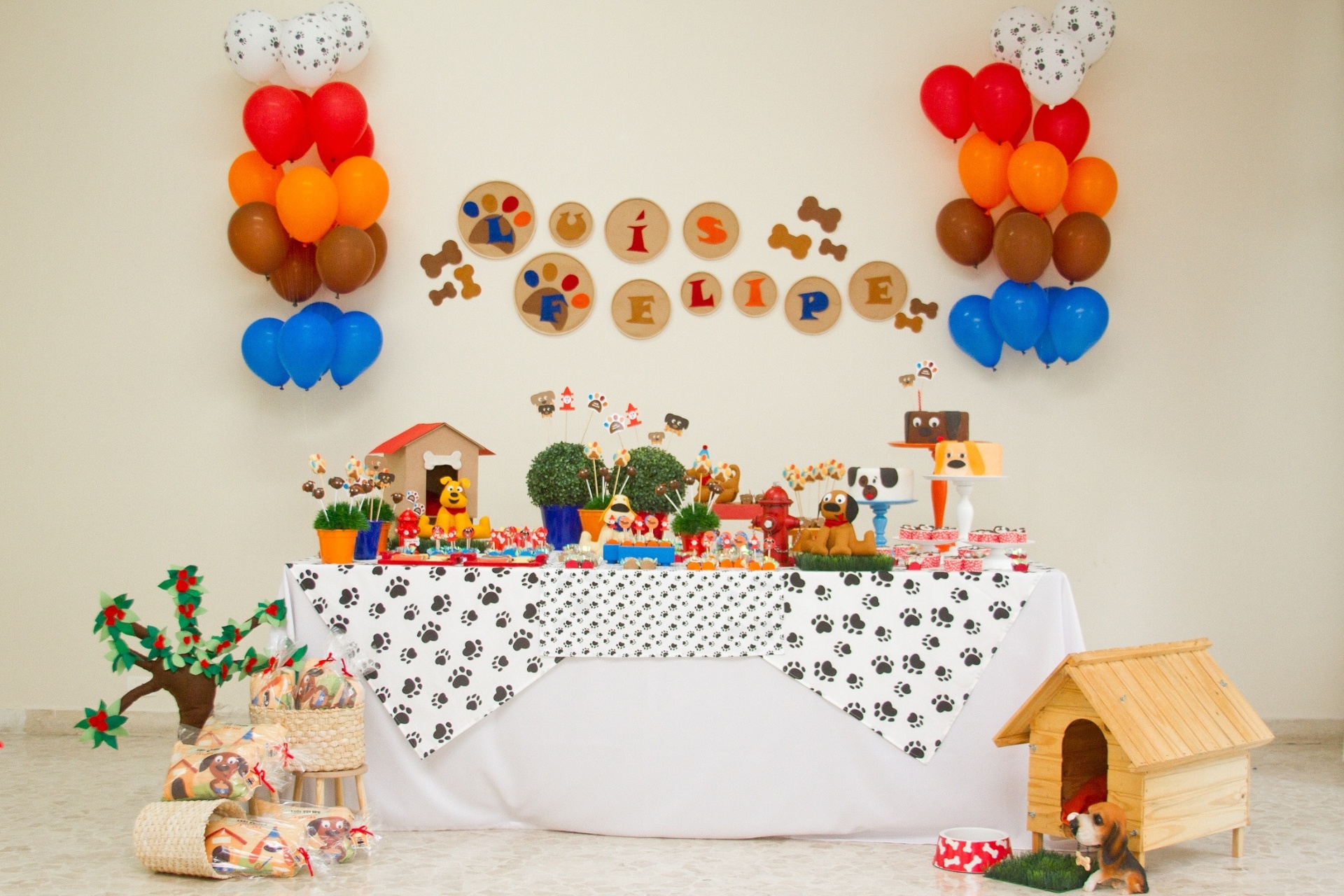 álbum com mesas decoradas | Cachorros de várias raças, patinhas e ossinhos foram os elementos para a decoração do aniversário de um menino que adora cães. O projeto foi da empresa A Fê Faz (www.afefazfestas.blogspot.com.br) - Petit Comité Fotografia/Divulgação