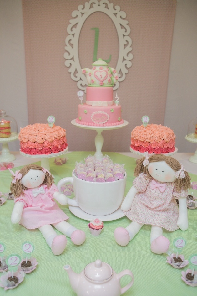 álbum com mesas decoradas | Na festa com tema chá de bonecas, assinada pela empresa A Fê Faz (www.afefazfestas.blogspot.com.br), o bolo, feito por Verinha Gherardini Cozinha e Carinho (www.facebook.com/pages/Verinha-Gherardini-Cozinha-Carinho), tinha como topo um bule revestido por pasta americana - Petit Comité Fotografia/Divulgação