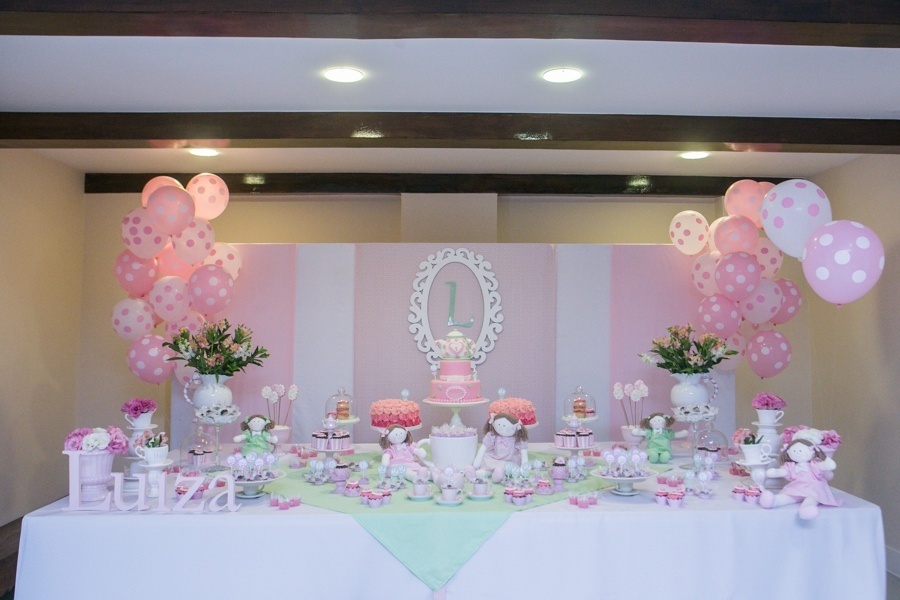 álbum com mesas decoradas | A empresa de decoração A Fê Faz (www.afefazfestas.blogspot.com.br) recriou uma das brincadeiras preferidas pelas meninas para criar a mesa do bolo de um aniversário de dois anos. O chá servido para as bonecas serviu como base para a decoração feminina, que teve bonecas de pano, bules e xícaras - Divulgação