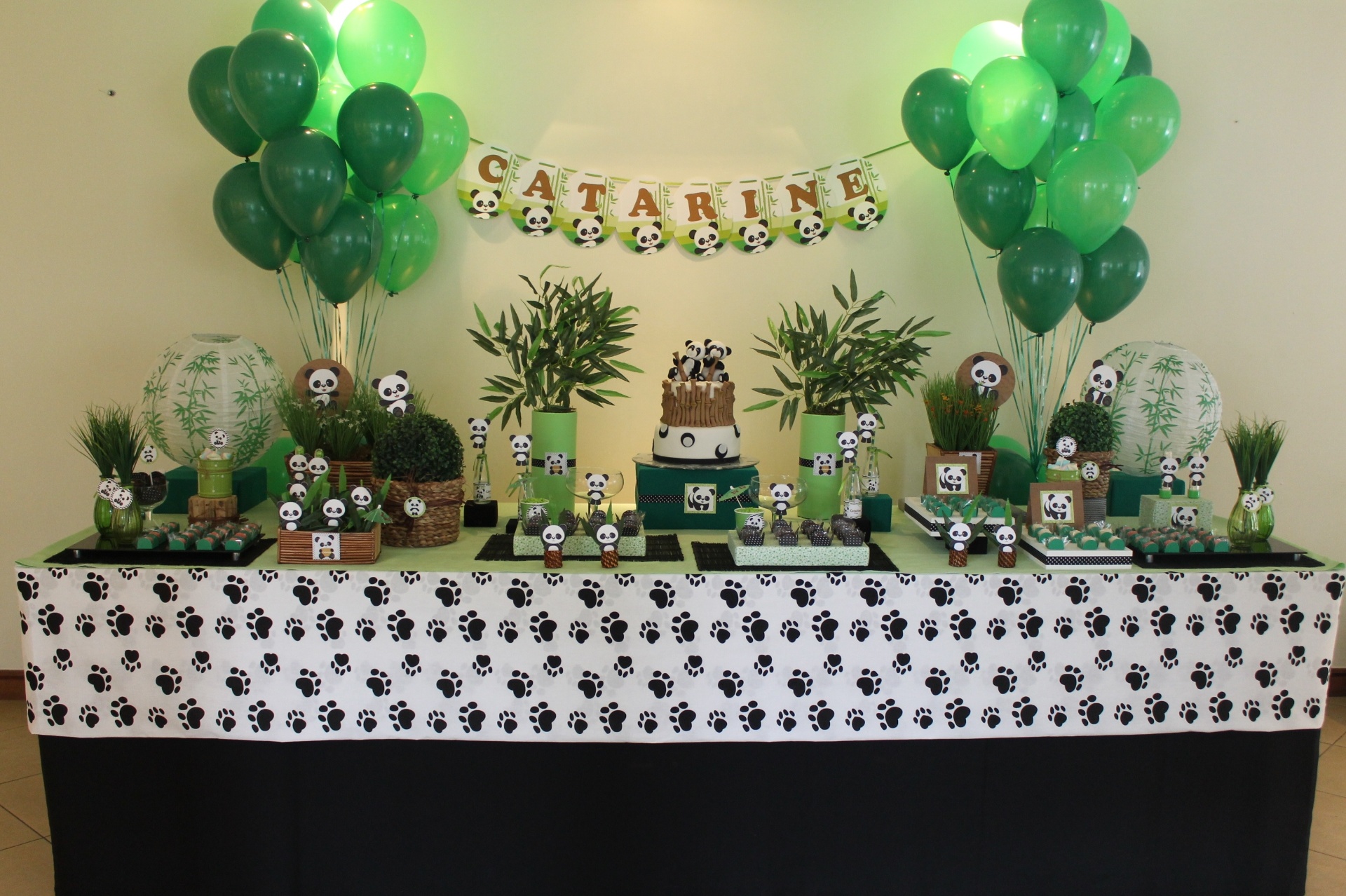 álbum com mesas decoradas | O aniversário de uma menina apaixonada por pandas foi decorado por Adriana Porto (www.adrianaporto.com.br). Um tema que parecia simples para uma mesa de bolo inteira, ficou criativo e charmoso acrescentando elementos orientais, baseados na origem do animal - Divulgação