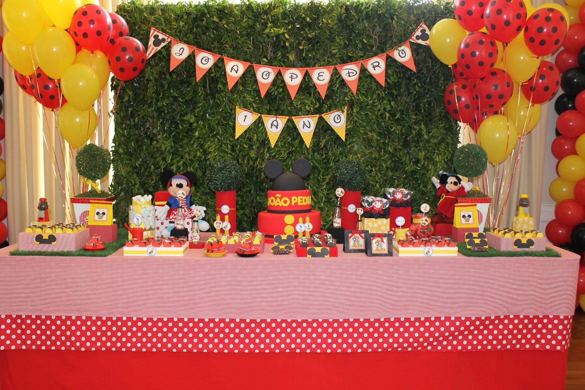 álbum com mesas decoradas | O aniversário de um ano de um menino teve a mesa do bolo decorada por Adriana Porto (www.adrianaporto.com.br) com o tema Mickey Mouse. As cores vermelha e amarela e as orelhas do famoso personagem foram espalhadas por toda a decoração - Divulgação