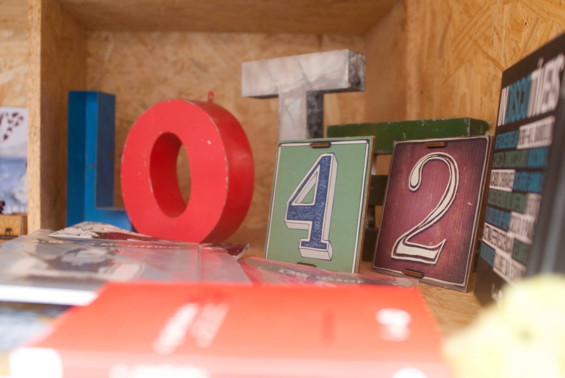 Criada no fim de 2012 por três jovens da área de comunicação, a editora independente Lote 42, de SP, ganhou projeção nacional e até internacional ao oferecer, na Copa de 2014, 10% de descontos para cada gol que o Brasil levasse. No 7x1 contra a Alemanha, a promoção chegou a 70%, causou um alvoroço na internet e em esgotou todo o estoque virtual de quase 2 mil exemplares da editora em 3h. Em maio, o trio lança seu 11º título, "A Coragem do Primeiro Pássaro", de André Dahmer, autor das tirinhas "Malvados" - Troublemakers Photography