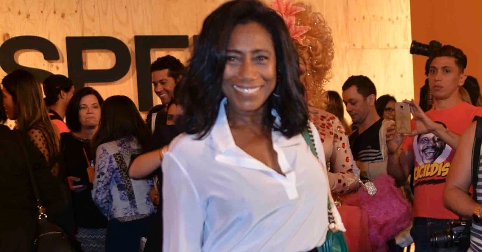 15.abr.2015 - A apresentadora Glória Maria comparece ao 3º dia de desfiles da São Paulo Fashion Week