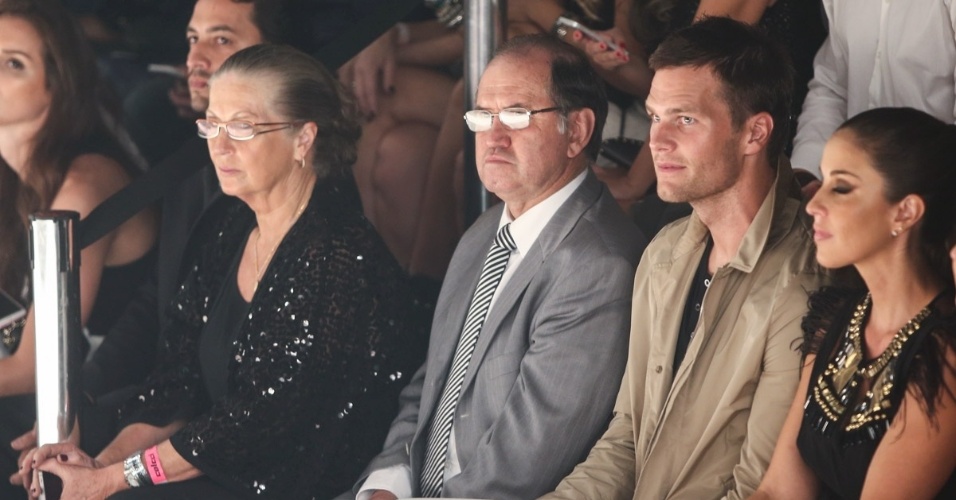 15.abr.2015 - Ao lado dos pais de Gisele Bündchen, o jogador de futebol americano Tom Brady assite ao último desfile da top model na SPFW, em São Paulo