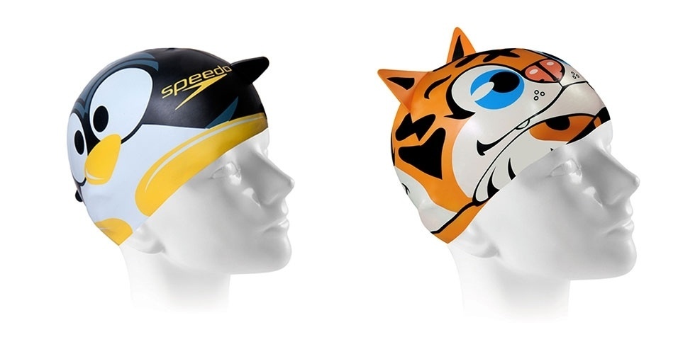 álbum com acessórios de natação | Toucas de silicone com estampas de pinguim e dinossauro, da Speedo (www.speedo.com.br). R$ 29,90 (cada). Disponíveis para crianças em tamanho único nas cores roxo, vermelho e verde. Preço e disponibilidade pesquisados em abril de 2015. Sujeitos a alterações - Divulgação