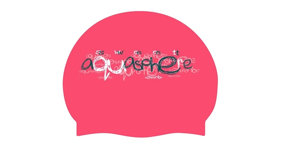 álbum com acessórios de natação | Touca de silicone com desenhos gráficos, da Aqua Sphere (www.aquasphereswim.com/br). R$ 29,90. Disponível para crianças em tamanho único nas cores rosa, verde e azul. Preço e disponibilidade pesquisados em abril de 2015. Sujeitos a alterações - Divulgação