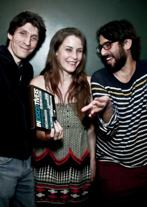 O trio de sócios-fundadores da Lote 42 (da esq. para dir.): Thiago Blumenthal, formado em Letras e com experiência em jornalismo; e os jornalistas Cecilia Arbolave, que nasceu em Buenos Aires e vive em São Paulo há sete anos, e João Varella, que também é repórter da revista "IstoÉ Dinheiro". Cecilia e João são casados desde 2013 e estão juntos há quase uma década - Daia Oliver - Daia Oliver