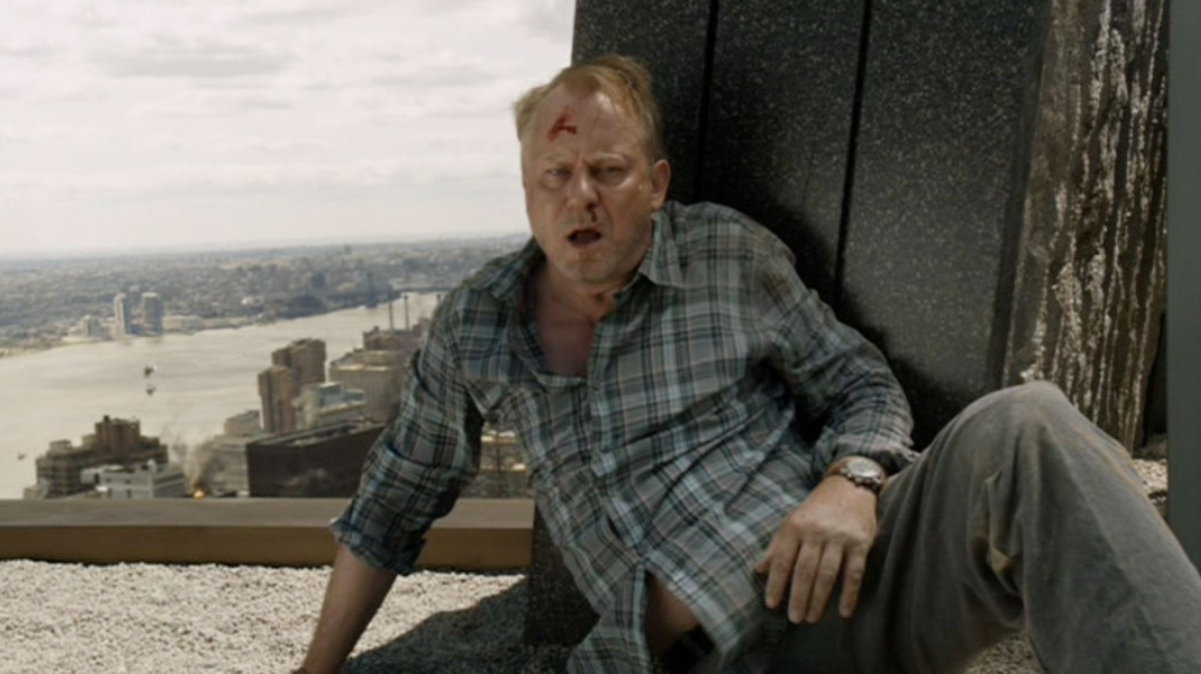 A energia do cubo é disparada em "Os Vingadores" (2012), criando um portal que traz Loki para a Terra. Com a mente dominada pelo asgardiano, Selvig constrói um gerador de energia amplificada pelo tesseract que abre uma porta para que invasores de outro plano cheguem a nosso planeta. No final, e já sem a influência de Loki, Selvig é capaz de dizer à Viúva Negra como "desligar" seu portal. - Divulgação