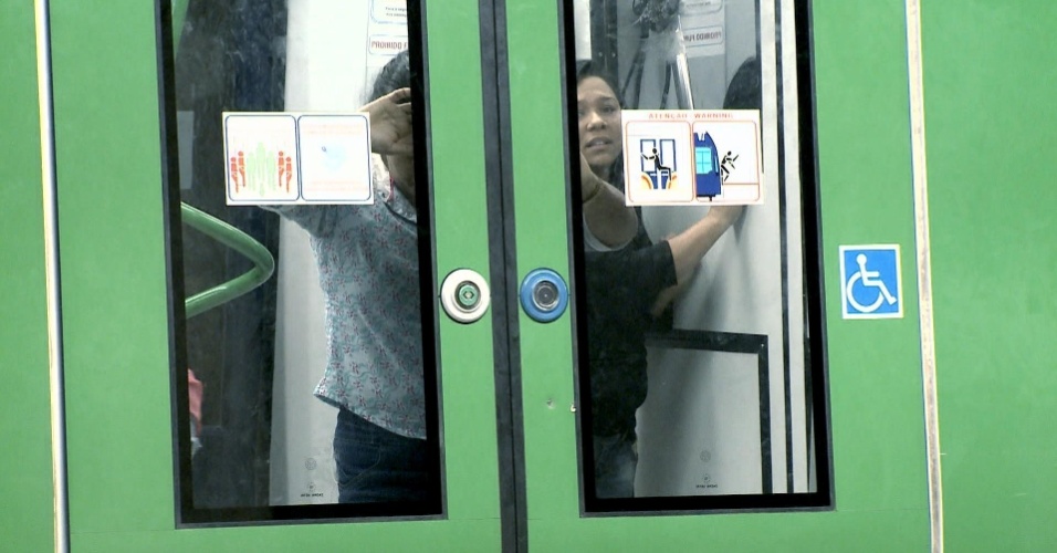Apavoradas, mulheres tentam fugir do vagão do metrô durante pegadinha do SBT