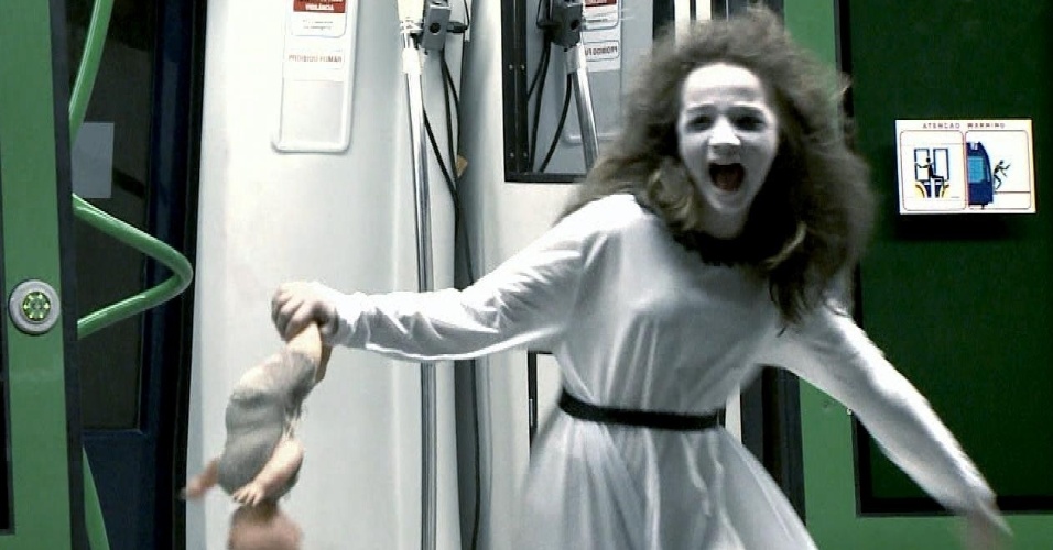 Após aterrorizar as pessoas no elevador, Meina Fantasma aparece no metrô, vestida de branco, com megahair no cabelo, maquiagem branca e uma boneca nas mãos assustando as vítimas em um vagão