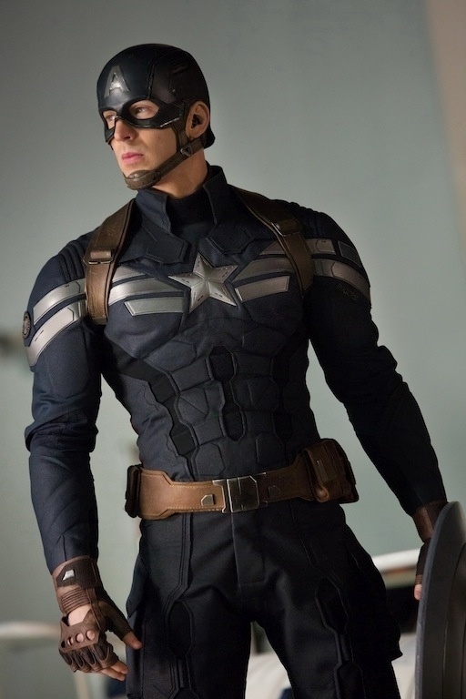 As coisas mudam de figura em Capitão América: o Soldado Invernal (2014), com o herói integrado às missões de espionagem da S.H.I.E.L.D. o novo traje é um reflexo. É nesse momento que Steve descobre que a estrutura da organização está comprometida, infiltrada pela HYDRA desde sua fundação. A consequência do conflito, que traz de volta Bucky, parceiro que ele pensava ter morrido na 2ª Guerra, agora como um terrorista chamado Soldado Invernal, é o fim da S.H.I.E.L.D. e uma dura lição aprendida pelo Capitão. - Divulgação
