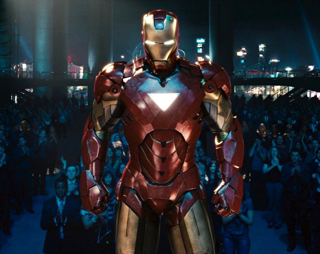 Em "Homem de Ferro 2" (2010), Tony já está mais confortável em sua posição de super-herói, mas a arrogância o impede de enxergar que a substância alimentando a fonte de energia em seu peito também o está matando. É quando ele trabalha mais próximo à organização S.H.I.E.L.D., confronta seu passado e cria uma novíssima armadura, ainda mais poderosa que a anterior. - Divulgação