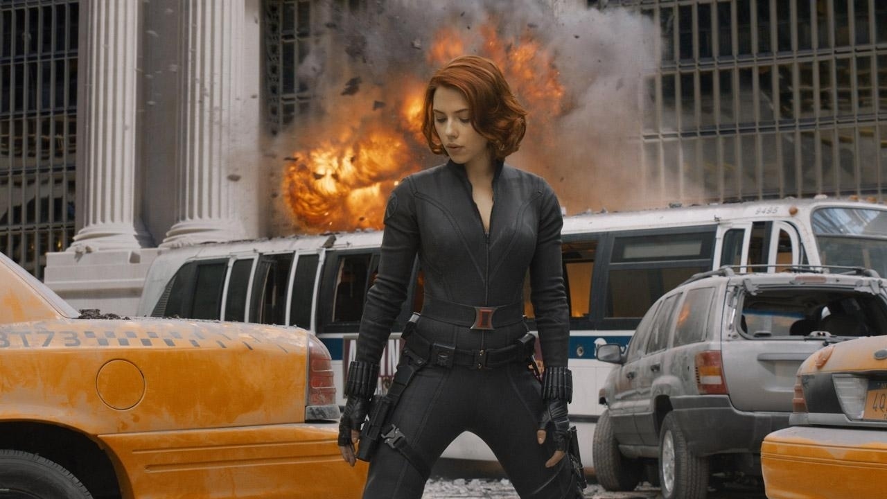 Longe do mundo dos super-heróis, e ainda trabalhando como agente da S.H.I.E.L.D., em "Os Vingadores" (2012) Natasha é retirada de uma operação secreta para descobrir segredos da máfia russa e designada para convocar os serviços de Bruce Banner, o Hulk. Quando Nova York é atacada por um exército alienígena, a Viúva é fundamental na vitória dos heróis. - Divulgação