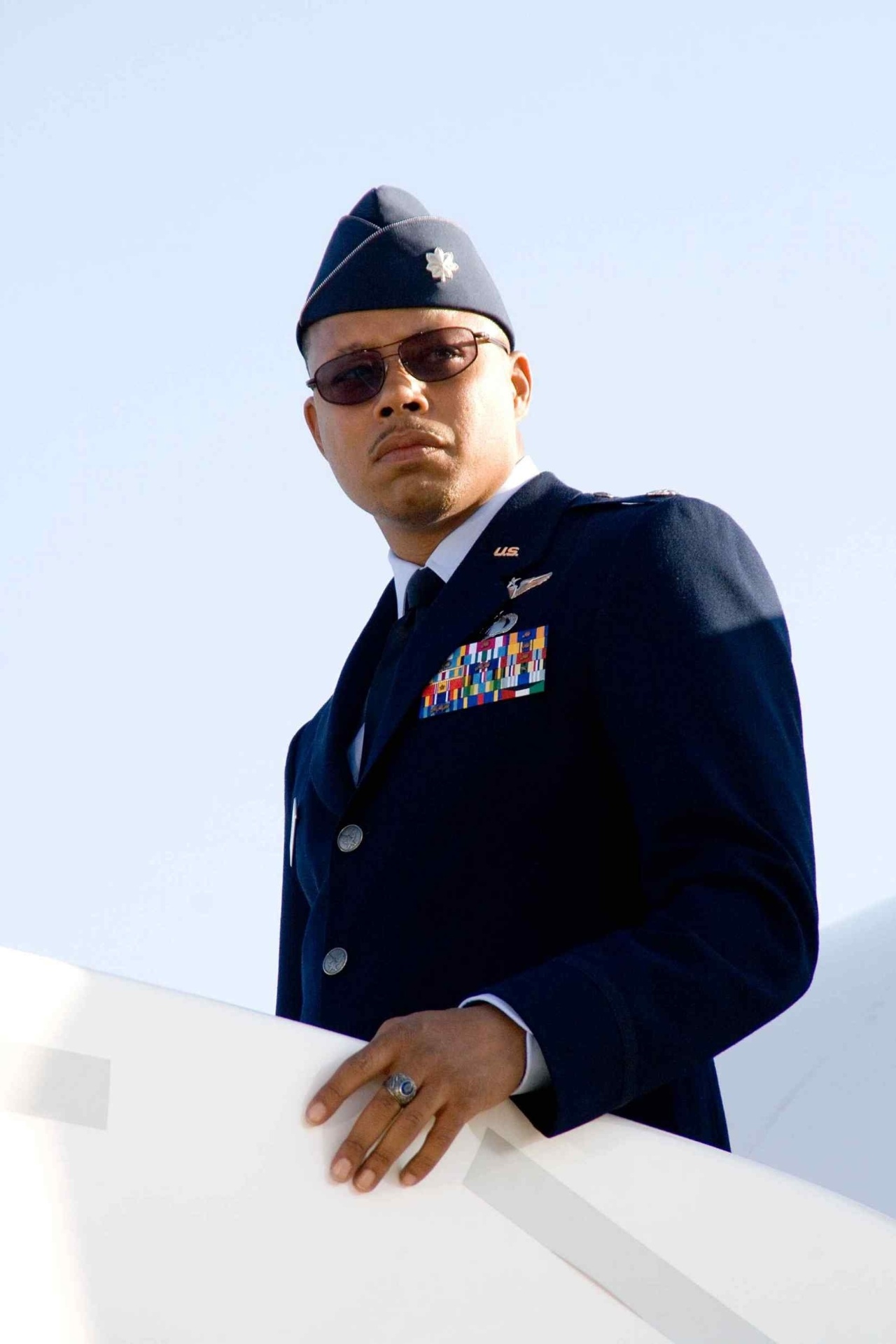 Melhor amigo de Tony Stark, o coronel James Rhodes é quem lidera a busca quando ele é sequestrado no deserto. Em "Homem de Ferro" (2008), Rhodes (Terrence Howard, ejetado após o primeiro filme) vê pela primeira vez a fantástica tecnologia desenvolvida por Tony e o potencial da armadura que faz dele um super-herói. Um traje ainda experimental pode significar a ajuda ao Homem de Ferro... mas ainda não é desta vez. - Divulgação