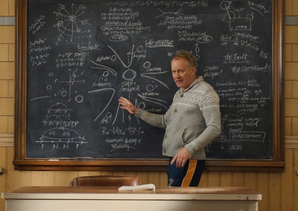 Perturbado pelas experiências que viveu ao lado dos Vingadores, Selvig é preso em Londres ao caminhar, sem roupas, perto do monumento de Stonehenge --sua pesquisa demonstrou que uma nova ameaça cósmica estava a caminho. E é o que acontece em "Thor: O Mundo Sombrio" (2013), em que o cientista é fundamental para identificar a fonte de poder dos Elfos Negros e ajudar na vitória do Deus do Trovão. - Divulgação