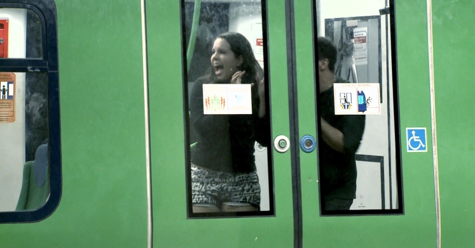 SBT aproveita o aluguel do metrô de Fortaleza, no Ceará, para também filmar uma nova pegadinha com a Menina Fantasma, interpretada pela atriz Anna Livya Padilha