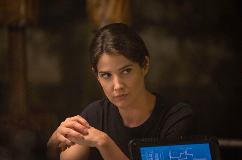 Sua lealdade a Fury é comprovada em "Capitão América: O Soldado Invernal" (2014), quando o diretor da S.H.I.E.L.D. confia apenas a ela sua segurança e a máscara para dar credibilidade à sua morte. Ao fim da aventura, e com a corrosão da organização, Hill passa a trabalhar com Tony Stark, que agora é responsável por bancar a operação dos Vingadores. - Divulgação