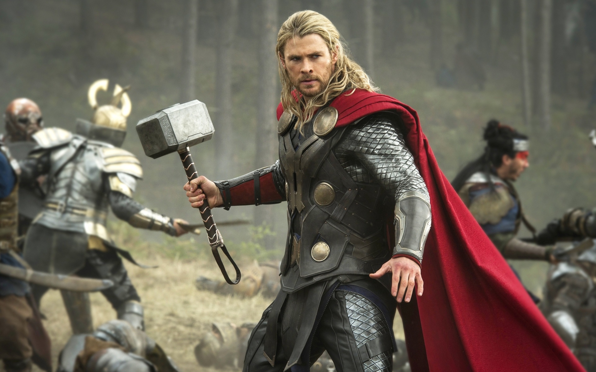 "Thor: O Mundo Sombrio" (2013) trouxe uma ameaça antiga capaz de aniquilar toda a vida nos Nove Reinos apresentados na mitologia nórdica --Asgard e a Terra entre eles. O ponto focal é Jane Foster, possuida por uma força primordial. Thor, mais uma vez com um traje diferente, une-se a Loki para combater os Elfos Sombrios. Ao final da aventura, ele decide fixar residência na Terra. - Divulgação