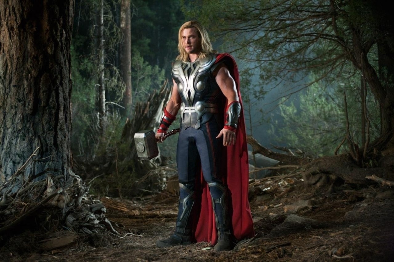 Thor voltou à Terra em "Vingadores" (2012), com um traje levemente diferente de sua primeira aparição e os cabelos mais compridos. Incumbido de capturar Loki, ele se junta aos "heróis mais poderosos da Terra" no combate a uma invasão alienígena, e retorna para Asgard, o Reino Eterno, ao fim do conflito. - Divulgação