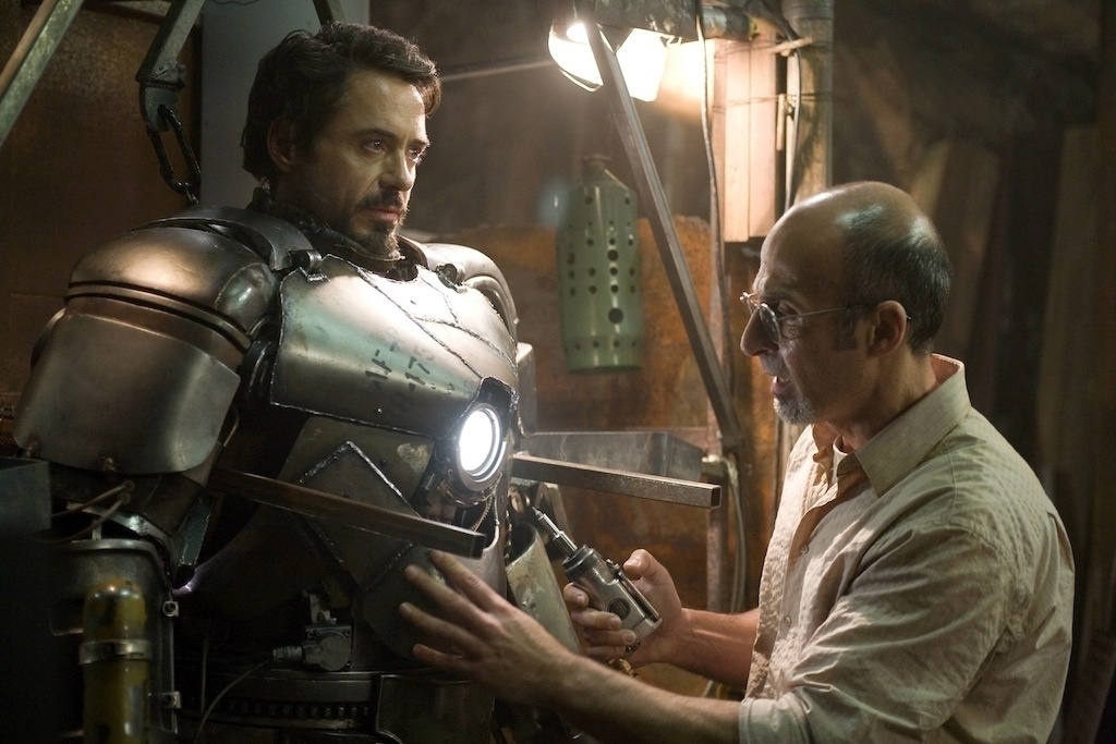 Tony Stark é o marco zero dessa empreitada. Em "Homem de Ferro" (2008) ele ainda é um playboy irresponsável, ainda que genial, capturado por terroristas para entregar seus segredos militares. No cativeiro, ele encara sua mortalidade e constrói o 1º protótipo de sua armadura com sucata e o que mais estivesse ao alcance. Ao final da trama, Tony surge com a armadura definitiva de seu alter ego, revelando em público sua identidade impossível alguém com o ego daquele tamanho não receber os louros de sua criacão. - Divulgação