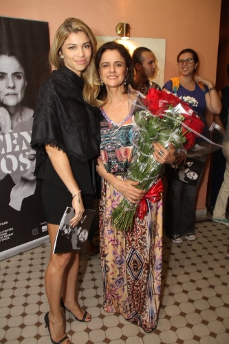 16.abr.2015 - Grazi tira foto ao lado de Marieta Severo após assitir a peça "Incêndios", no Teatro Carlos Gomes no Centro do Rio de Janeiro