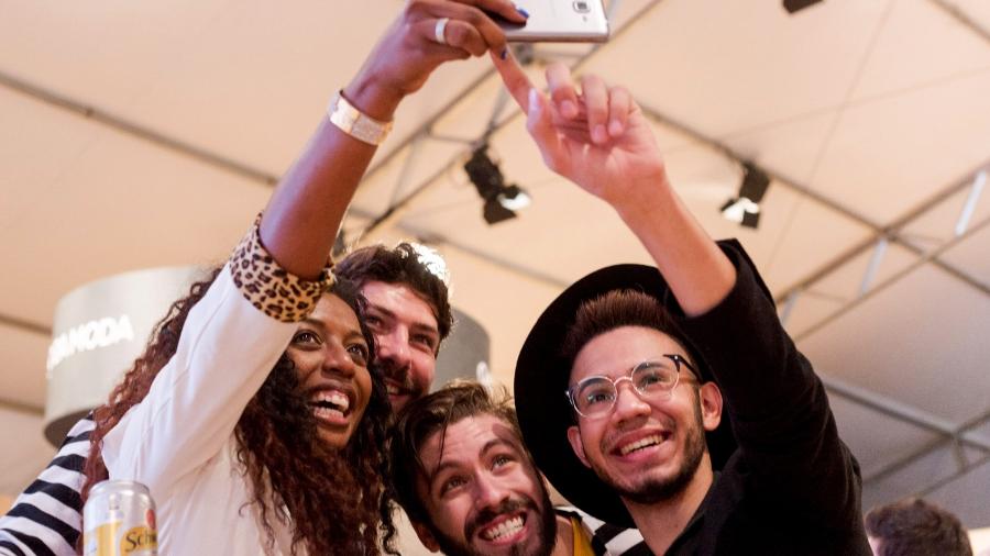 17.abr.2015 - Amigos sorriem ao tirar selfie em grupo 17.abr.2015 - Amigos sorriem ao tirar selfie em grupo