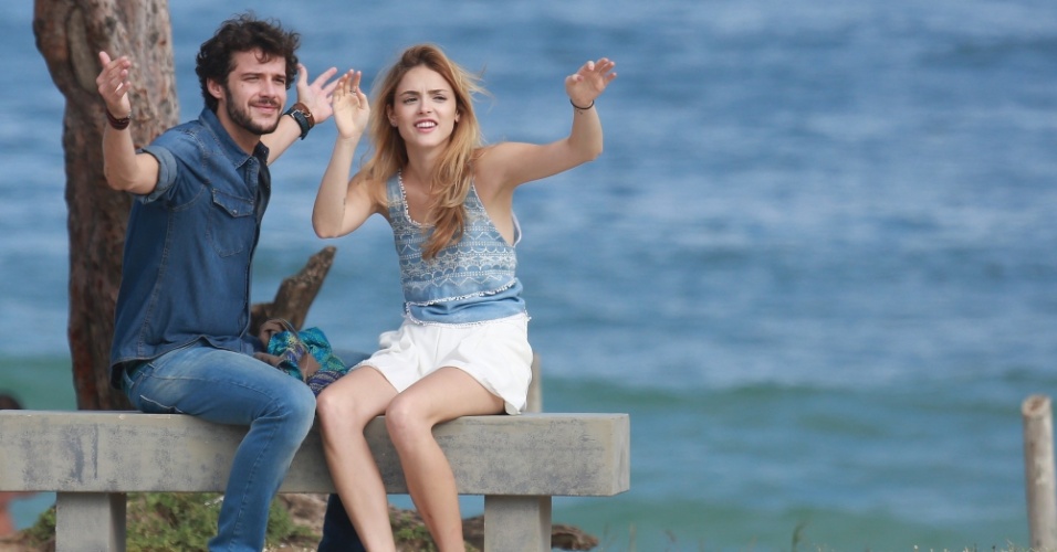 17.abr.2015-  Isabelle Drummond e Jayme Matarazzo interpretam o casal romântico Júlia e Pedro na novela das 18h