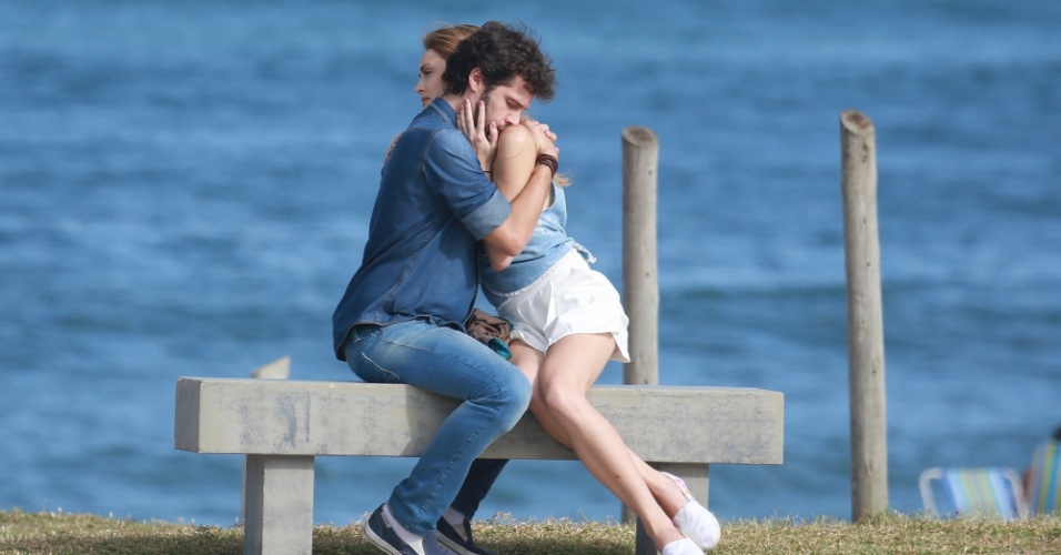 17.abr.2015- Jayme Matarazzo e Isabelle Drummond gravam abraçadinhos cenas de Pedro e Júlia na praia do Recreio, zona oeste do Rio, para a novela "Sete Vidas"