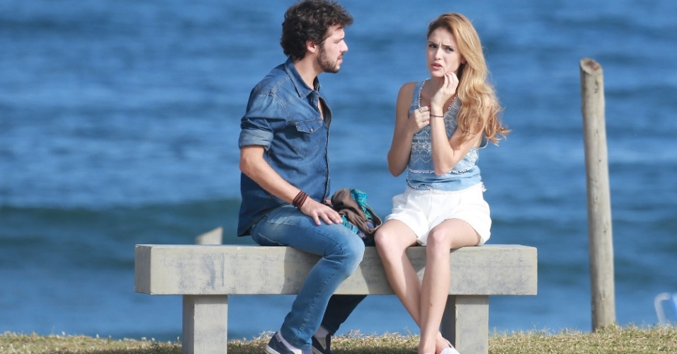 17.abr.2015- Jayme Matarazzo e Isabelle Drummond gravam cenas de "Sete Vidas" na praia do Recreio, zona oeste do Rio