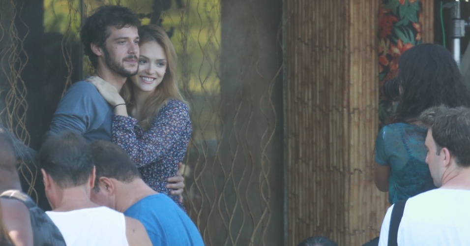17.abr.2015- Jayme Matarazzo e Isabelle Drummond gravam cenas do casal Pedro e Júlia em momento de romance no Rio de Janeiro