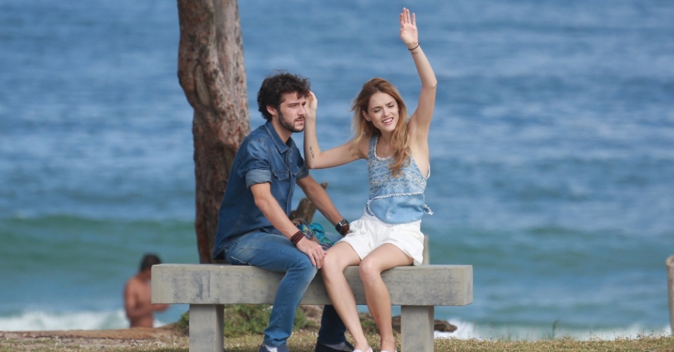 17.abr.2015- Os atores gravaram cenas românticas de Pedro e Júlia para a novela "Sete Vidas"