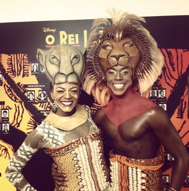 A atriz e cantora mineira Josi Lopes, como a leoa Nala de "O Rei Leão", ao lado do ator Tiago Barbosa, que interpretou Simba no musical e agora, em "Mudança de Hábito", vive o personagem TJ, um dos capangas do namorado de Deloris, Curtis Jackson - Instagram/Divulgação