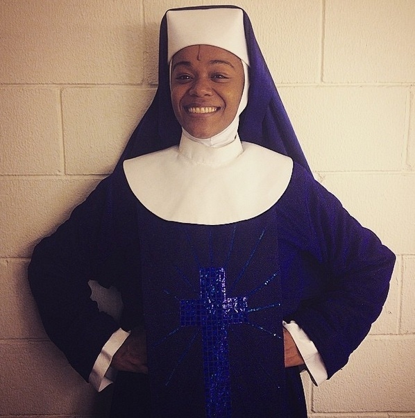 A atriz e cantora mineira Josi Lopes como Deloris Van Cartier (na versão freira), personagem principal do musical "Mudança de Hábito". Sua estreia no Teatro Renault, em São Paulo, foi no dia 10 de abril, após uma gripe da atriz Karin Hils, que é a protagonista oficial. Ao todo, Josi assumiu cinco apresentações, até Karin voltar à ativa, no dia 16 de abril. A artista mineira e a colega Letícia Soares sabem todas as falas e marcações de Karin, e ficam a postos para subir ao palco quando for necessário - Instagram/Divulgação