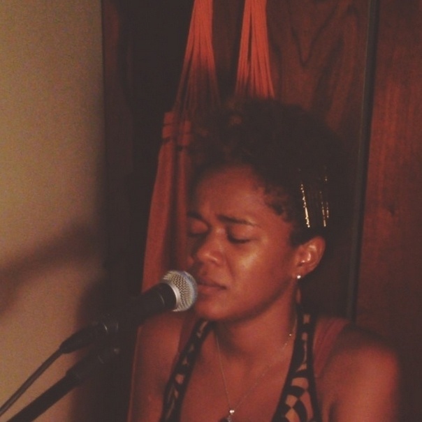 A atriz mineira Josi Lopes, que substitui a protagonista Karin Hils em "Mudança de Hábito, também investe na carreira de cantora: em junho, ela pretende lançar o EP "Espelho", com quatro canções. Sua praia são os estilos MPB, música contemporânea e afropop - Facebook/Divulgação