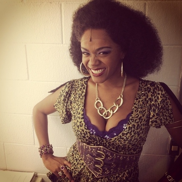 A estreia da atriz e cantora mineira Josi Lopes como Deloris Van Cartier foi no dia 10 de abril, após uma gripe da atriz Karin Hils, que é a protagonista oficial do musical "Mudança de Hábito". Ao todo, Josi assumiu cinco apresentações, até Karin voltar à ativa, no dia 16 de abril. A artista mineira e a colega Letícia Soares sabem todas as falas e marcações de Karin, e ficam a postos para subir ao palco em qualquer eventualidade - Instagram/Divulgação