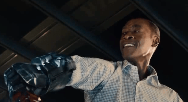 Abandonando as cores da bandeira em sua armadura, James Rhodes volta a agir como Máquina de Combate. Surgindo em um momento crítico de "Era de Ultron" (2015), seu destino mostra-se bem definido para o futuro da equipe. - Divulgação