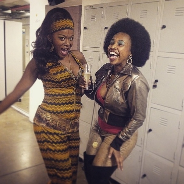 As atrizes Josi Lopes (esq.) e Letícia Soares, que, além de poderem substituir Karin Hils no musical "Mudança de Hábito", como a protagonista Deloris Van Cartier, também têm seus próprios papéis na trama: Josi faz uma amiga de Deloris, chamada Michelle, e participa do coro musical, enquando Letícia interpreta uma prostituta (foto), compõe o coro de freiras e ainda pode substituir Josi como a personagem Michelle - Instagram/Divulgação