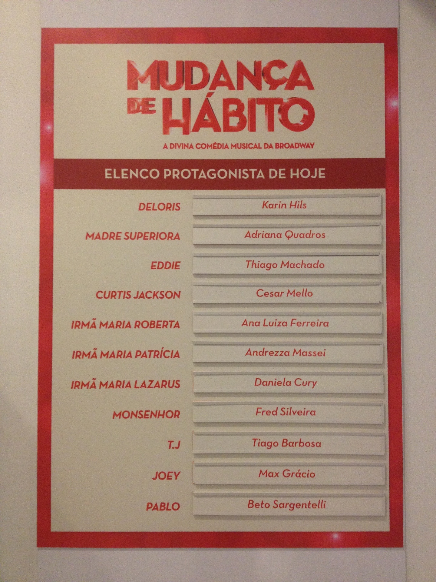 Quadro ao lado da bilheteria do musical "Mudança de Hábito", no Teatro Renault, em São Paulo, informa a cada dia quem serão os atores a interpretar os papéis principais naquela apresentação. Todos os atores têm alguém para substituí-los, inclusive a protagonista, Karin Hils, que em uma ausência pode ser coberta por Josi Lopes ou Letícia Soares - Luna D'Alama/UOL