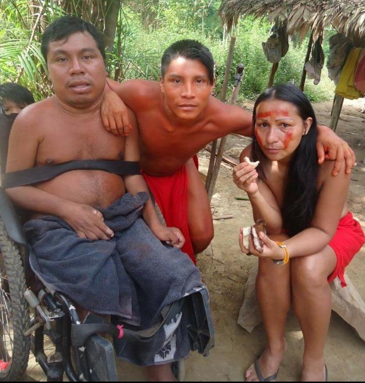 Sílvia Waiãpi em registro fotográfico na aldeia Sílvia Waiãpi em registro fotográfico na aldeia