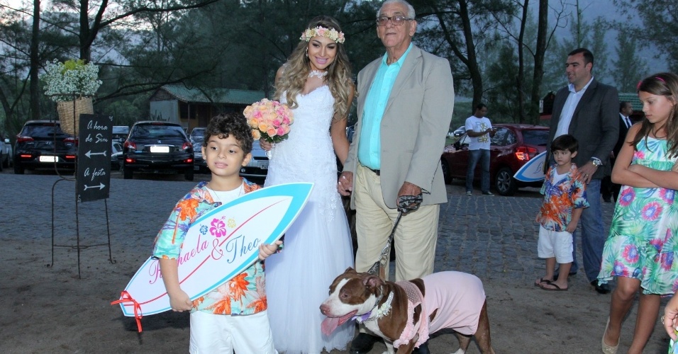18.abr.2015- A noiva Raphaela Lamim chega para seu casamento com Theo Becker com outro cachorro da raça pitbull