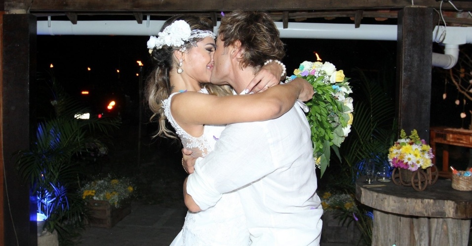 18.abr.2015- Os noivos se beijam para celebrar a união