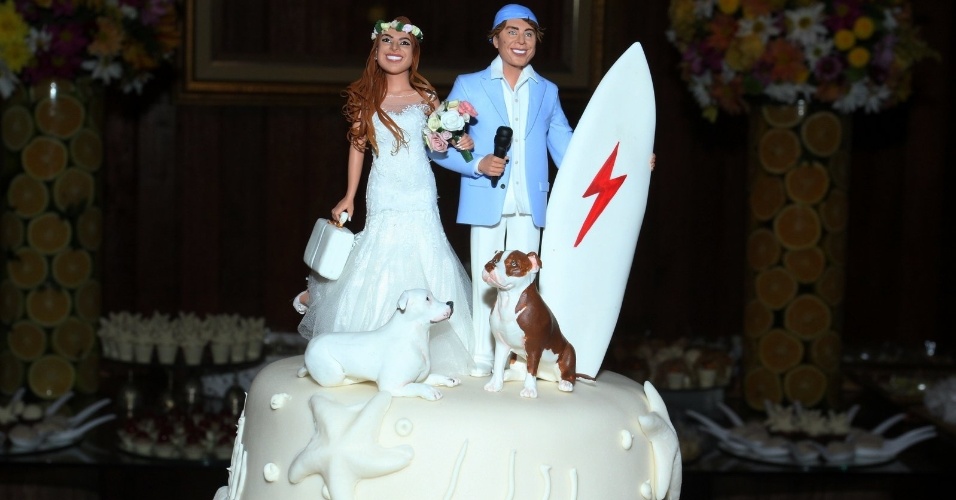 18.abr.2015- Topo do bolo tem noivinhos, prancha de surf, maleta de médica e os dois cachorros do casal