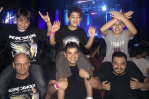 18.abr.2015 - Carlos Zevallos, 39 (no centro) levou o filho Davi, 9, acompanhado dos amigos Rafael, 11, e Leonardo, 9, ao show da Imagine Dragons na Arena Anhembi - Felipe Branco Cruz/UOL - Felipe Branco Cruz/UOL