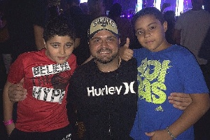 18.abr.2015 - Ricardo de Castro, 37, levou o filho Miguel, 9 (de camisa vermelha), e o sobrinho Kaique, 10, ao show da Imagine Dragons na Arena Anhembi - Felipe Branco Cruz/UOL - Felipe Branco Cruz/UOL